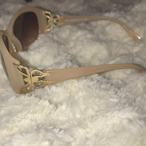 Betsey Johnson Sunnies - Picture 2 of 3